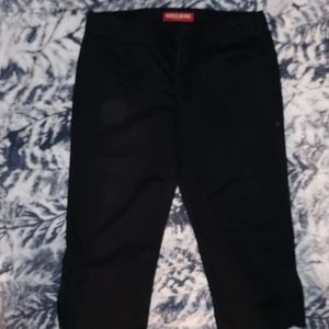 GUESS JEAN'S Black Capri with zipper cuffs